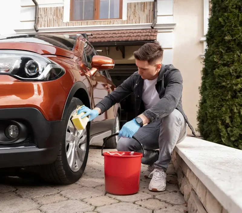 Lavage auto à domicile Saint-Marc-du-Cor : professionnel intervenant sur un véhicule